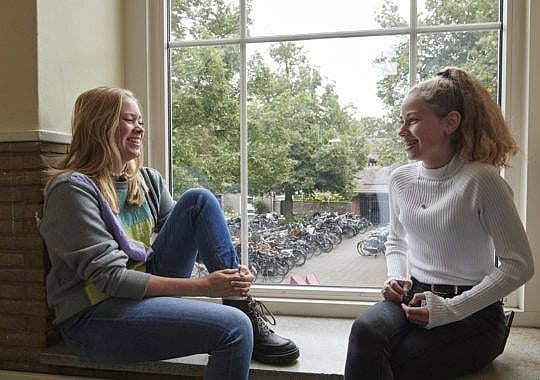 2 lachende leerlingen op het Gymnasium Felisenum