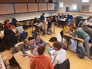 leerlingen spelen met zelfgemaakte bordspellen voor het vak geschiedenis