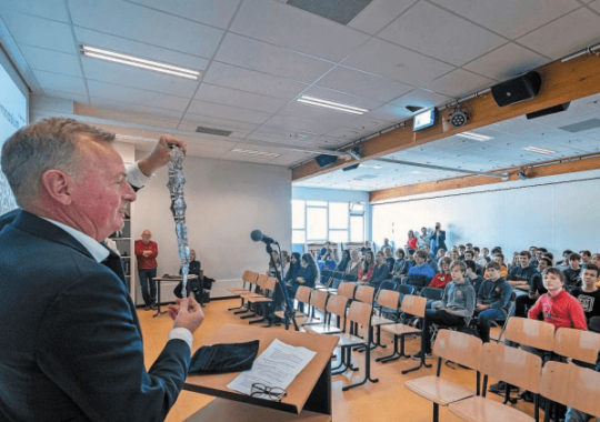 Burgemeester geeft gastles aan klas 4