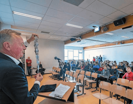 Burgemeester geeft gastles aan klas 4