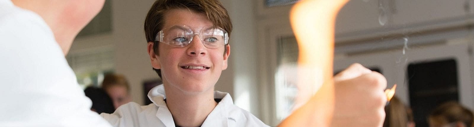 header-jongen bij scheikundeles op het gymnasium felisenum