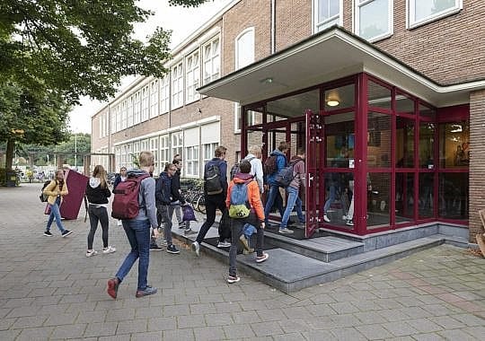 leerlingen lopen het schoolgebouw van het felisenum in